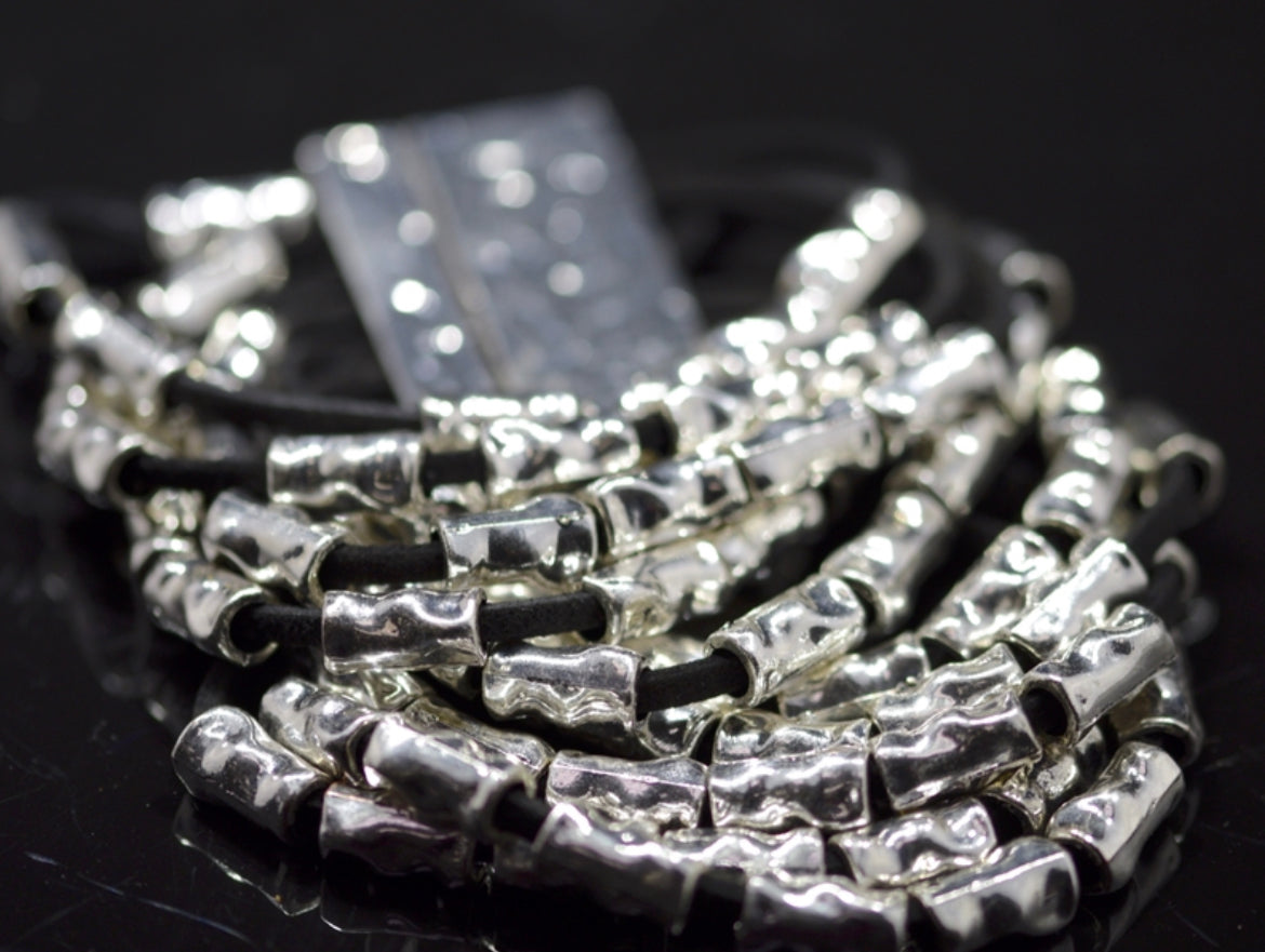 Hammered Beads om Multiple Leather Strings