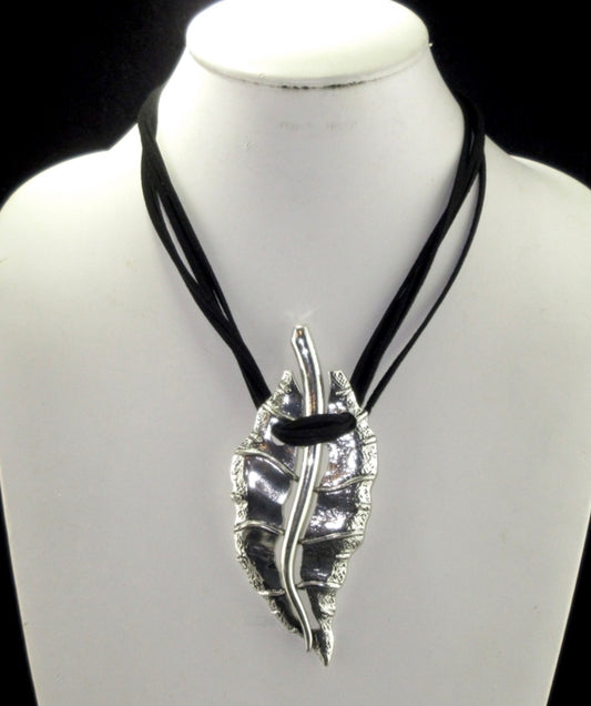 Antique Hammered Silver Leaf Short Necklace